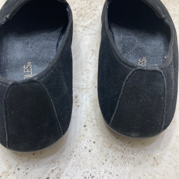 Aerosoles Betunia Women’s Black Suede Leather Slip on Loafers Gold Crest Toe Emb - Picture 3 of 3